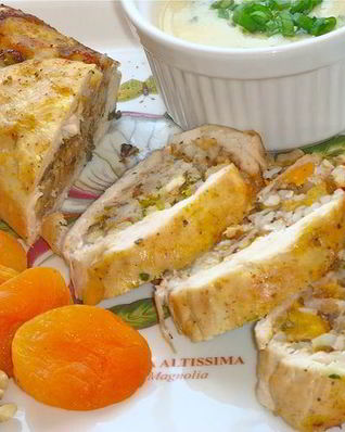 Рулет из цыпленка и кураги в винном соусе