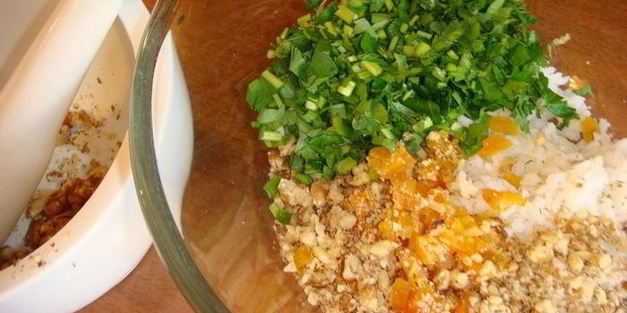 рулет из цыпленка и кураги в винном соусе