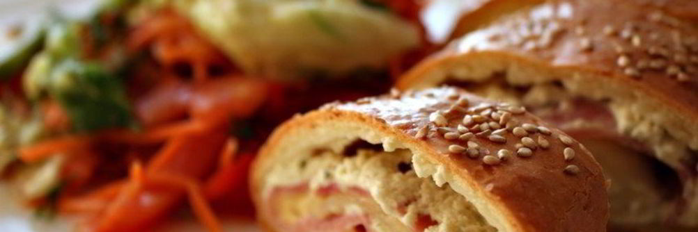 Рулет из творожного теста с ветчиной