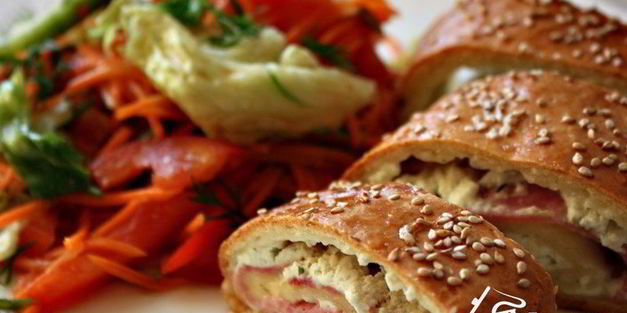 рулет из творожного теста с ветчиной