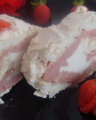 Рулет Павлова с клубничным мороженым