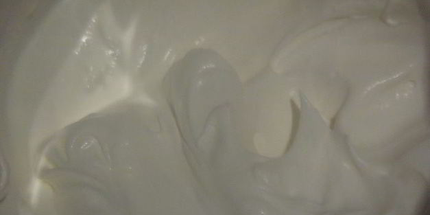 рулет павлова с клубничным мороженым