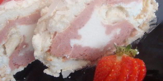 рулет павлова с клубничным мороженым