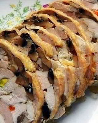 Рулет Праздничный из курицы с фисташками