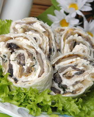 Рулет с грибами и сыром