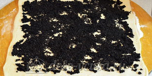 рулет с маком из слоеного теста