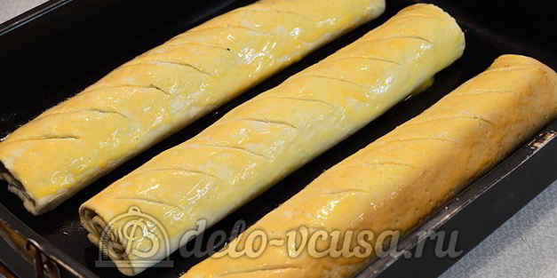 рулет с маком из слоеного теста