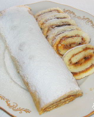 Рулет с вареной сгущенкой и орехами