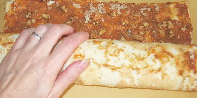 рулет с вареной сгущенкой и орехами