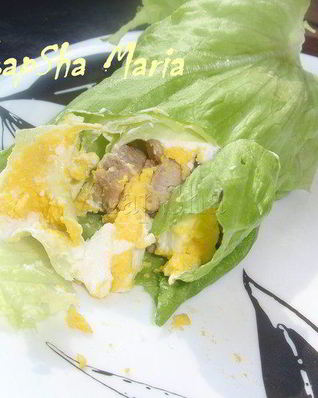 Рулетик с мясом и яйцом в листовом салате на ланч