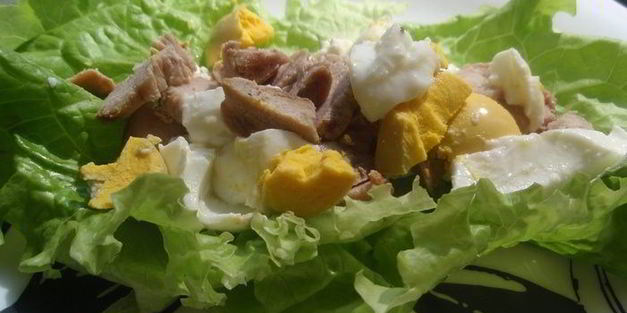 рулетик с мясом и яйцом в листовом салате на ланч