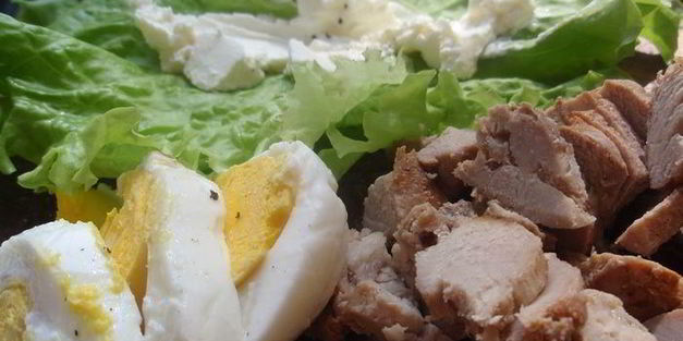 рулетик с мясом и яйцом в листовом салате на ланч