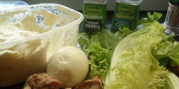 рулетик с мясом и яйцом в листовом салате на ланч