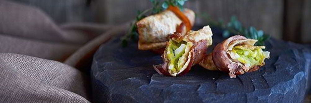 Рулетики из бекона с авокадо