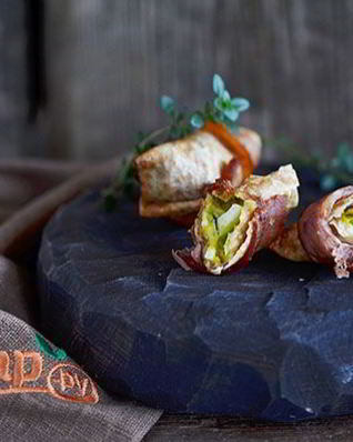 Рулетики из бекона с авокадо