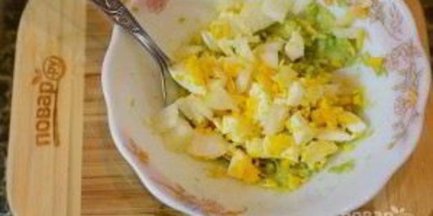 рулетики из бекона с авокадо