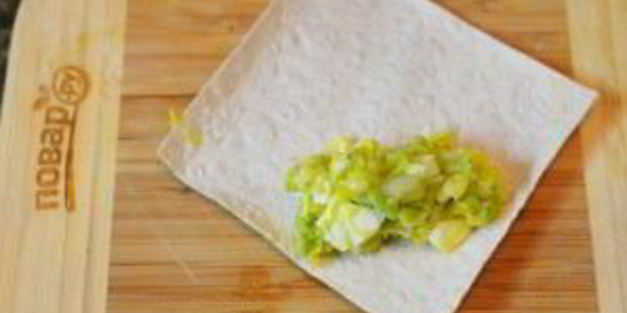 рулетики из бекона с авокадо