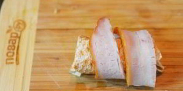 рулетики из бекона с авокадо