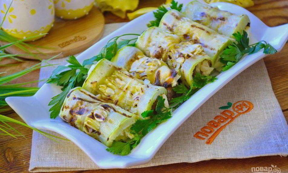 Рецепт рулетики из кабачков с лисичками