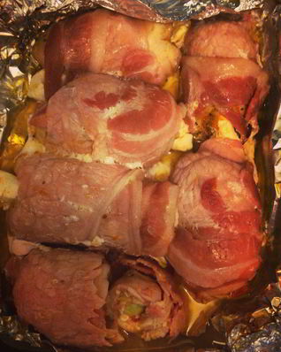 Рулетики из куриного филе в беконе с сыром фета и помидорами