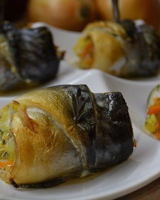 Рулетики из скумбрии с овощами