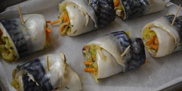 рулетики из скумбрии с овощами