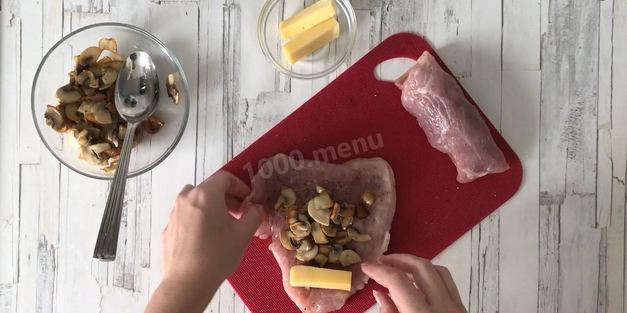 рулетики из свинины с грибами