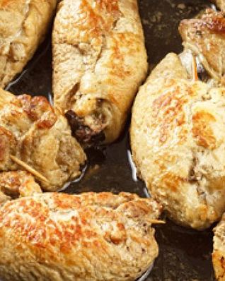 Рулетики из свиных отбивных с черносливом и яблоками