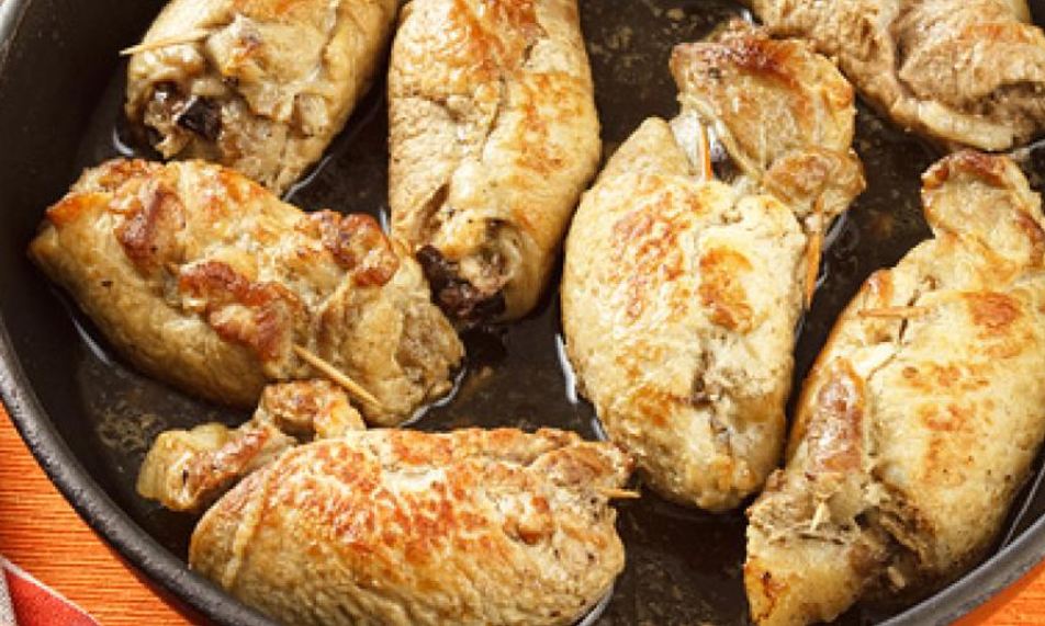 Рецепт рулетики из свиных отбивных с черносливом и яблоками