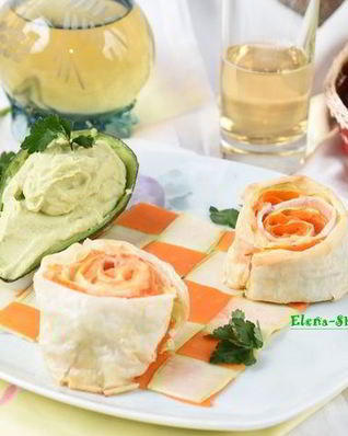 Рулетики из теста фило с молодым кабачком и морковью