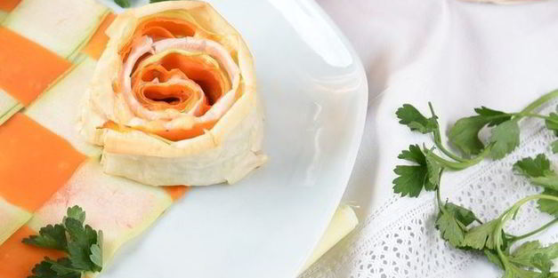 рулетики из теста фило с молодым кабачком и морковью