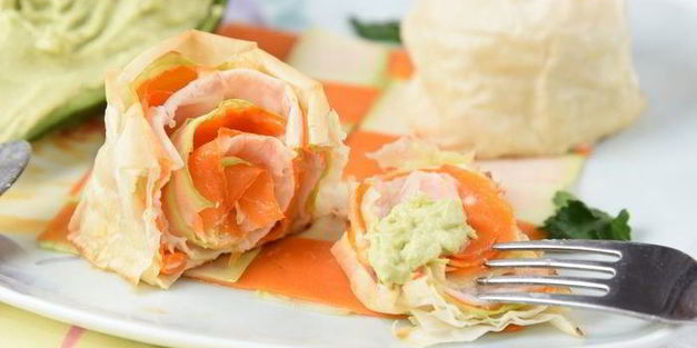 рулетики из теста фило с молодым кабачком и морковью