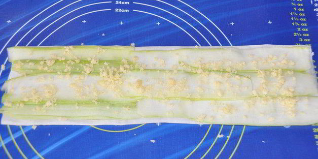 рулетики из теста фило с молодым кабачком и морковью