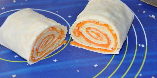 рулетики из теста фило с молодым кабачком и морковью