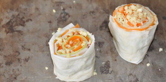 рулетики из теста фило с молодым кабачком и морковью