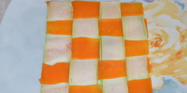 рулетики из теста фило с молодым кабачком и морковью