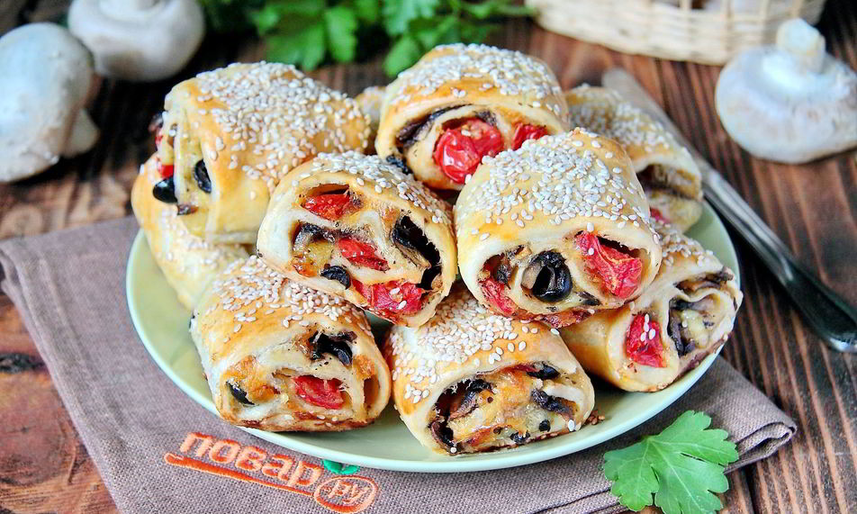 Рецепт рулетики с томатами и грибами