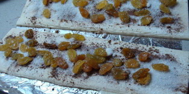 рулетики слоеные с сухофруктаи и шоколадом