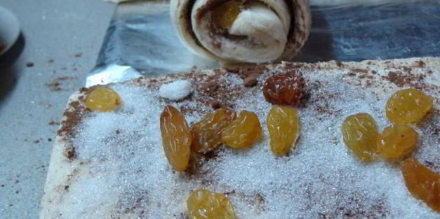 рулетики слоеные с сухофруктаи и шоколадом