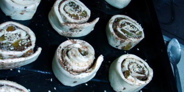 рулетики слоеные с сухофруктаи и шоколадом