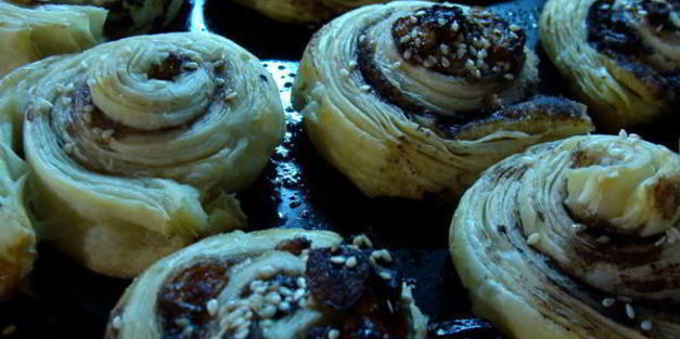 рулетики слоеные с сухофруктаи и шоколадом