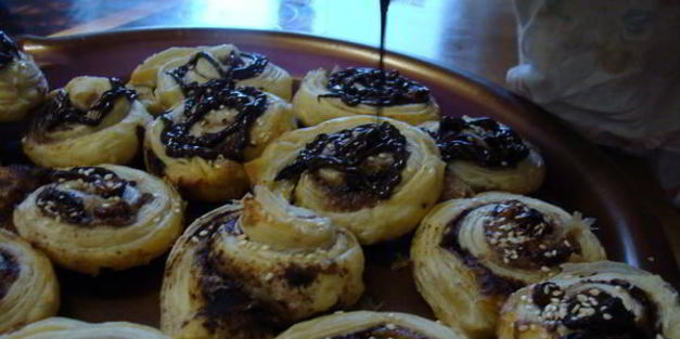 рулетики слоеные с сухофруктаи и шоколадом