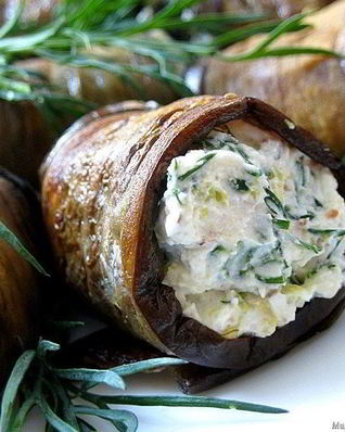 Рулеты из баклажанов с творожной начинкой