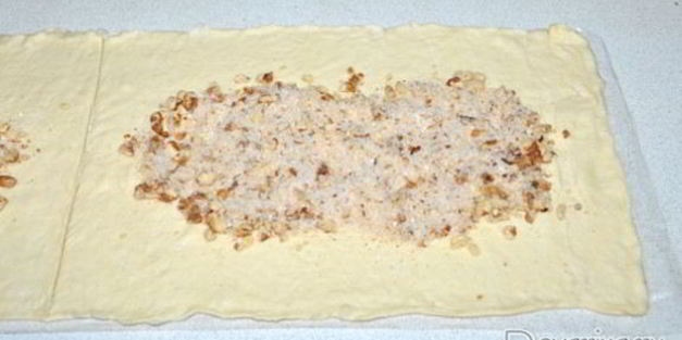 рулеты из слоеного теста с яблоками и орехами