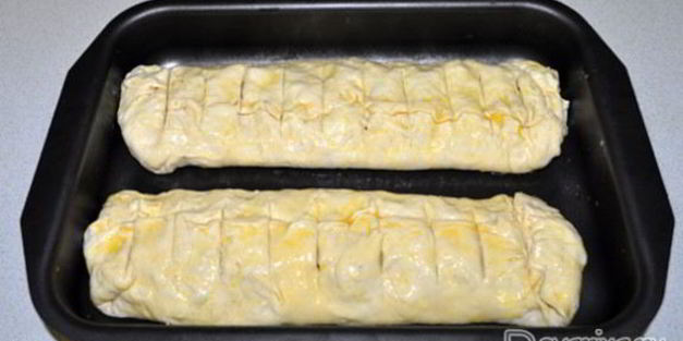 рулеты из слоеного теста с яблоками и орехами