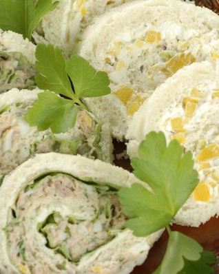 Рулеты с тунцом, сыром и зеленью