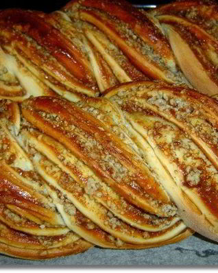 Сдобный рулет из холодного дрожжевого теста