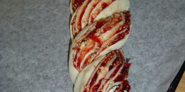 сдобный рулет из холодного дрожжевого теста