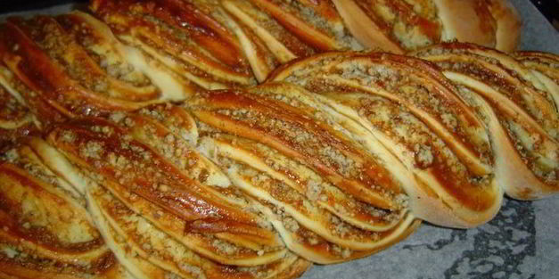 сдобный рулет из холодного дрожжевого теста