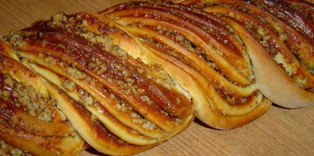 сдобный рулет из холодного дрожжевого теста